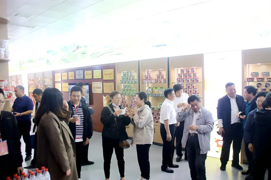 参观W66利来官网公司 参观W66利来官网公司
