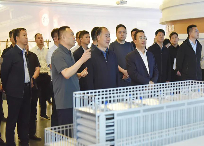 产业联动谋发展：襄城调查团赴W66利来官网调研